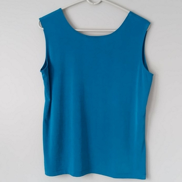 Eye Catching Green Tank Top w/ Tan Floral Accents - Picture 5 of 9